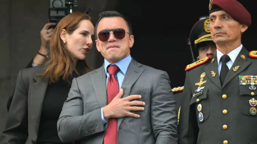 Estos recortes se realizan en el marco de las metas planteadas por Noboa para reducir el déficit estatal y cumplir con las metas del programa crediticio que su administración firmó el año pasado con el Fondo Monetario Internacional (FMI), ascendente a 5.000 millones de dólares. Fusión de ministerios y secretarías Esta medida contempla principalmente la fusión del Ministerio de Desarrollo Urbano y Vivienda y el Ministerio de Transporte y Obras Públicas; que los ministerios de Cultura y Deporte y la Secretaría de Educación Superior, Ciencia, Tecnología e Innovación pasen al Ministerio de Educación; que el Ministerio de la Mujer y Derechos Humanos se fusione con el de Gobierno, y que el de Ambiente vaya a la cartera de Energía y Minas. Además, el Ministerio de Turismo se fusionará con el de Producción, Comercio Exterior, Inversiones y Pesca y el Viceministerio de Acuacultura y Pesca irá al Ministerio de Agricultura y Ganadería, entre otros cambios. En el ámbito de la seguridad, Noboa ha ordenado también que el Servicio Nacional de Atención Integral a Personas Adultas Privadas de la Libertad (SNAI), la institución estatal que administra las prisiones, y el Servicio Integrado de Seguridad ECU-911, que antes rendían cuentas directamente a la Presidencia, ahora lo hagan al Ministerio del Interior. La portavoz señaló que en los próximos días se anunciará con más detalle cómo serán las fusiones entre las carteras de Estado, ya que algunas pasarán a ser viceministerios y otras «tendrán otras figuras». «Hay funcionarios que obstruyen el trabajo eficiente» Jaramillo aclaró que los 5.000 despidos no corresponden a la fusión de los ministerios y secretarías, donde también se registrarán salidas adicionales cuando el proceso se complete, sino que responden a un tema de «eficiencia administrativa». «El resultado de esta mirada de eficiencia ha sido detectar que hay funcionarios que obstruyen el trabajo eficiente que se quiere hacer en las distintas carteras del Estado», dijo la portavoz. «No se puede mantener a funcionarios que impiden que se lleve a cabo el trabajo de forma excelente y transparente. No se puede tolerar que haya hombres y mujeres que cuando uno se acerca a un servicio público le contesten: ‘No hay sistema’ y no le den una solución», añadió. Aseguró también que dentro de estos despidos habrá personas vinculadas con «mafias» que se han enquistado en diversas instituciones del Estado, aunque no mencionó de qué manera las han detectado. «Una de las visiones y prioridades que tiene este Gobierno es desterrar a las mafias de las carteras del Estado y de todos los sitios donde puedan estar operando», mencionó. Y añadió que todo el proceso de despidos, que será «inmediato», se llevará a cabo respetando las leyes laborales vigentes y la Constitución. «Hay montos que se pagarán por liquidaciones e indemnizaciones y eso está financiado», aseguró. Tras la salida de los 5.000 funcionarios, el Gobierno abrirá nuevos puestos, aunque en menor número, destinados a jóvenes que quieran ingresar al servicio público, dijo Jaramillo. Este recorte es el más grande que ha realizado el presidente Daniel Noboa desde que llegó al poder por primera vez, en noviembre de 2023.