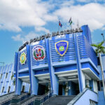 Neyba, Bahoruco.- Agentes policiales adscritos a los distintos departamentos de esta jurisdicción, en coordinación con el Ministerio Público, realizaron una intervención en un presunto punto de venta y distribución de sustancias narcóticas, ubicado en el sector El Lago del municipio de Neyba. Durante el operativo, fueron ocupadas varias porciones de presuntas sustancias controladas con un peso aproximado de 242 gramos, una balanza para pesar drogas y la suma de 1,805 pesos en efectivo, presumiblemente producto de la venta ilícita. El lugar intervenido es señalado como propiedad de un individuo apodado “La Cabra”, quien, al igual que otros sujetos, logró escapar al notar la presencia policial, dejando abandonadas las evidencias incautadas. Las autoridades mantienen activa la localización y captura del apodado “La Cabra”, a fin de que responda ante el Ministerio Público y se determinen las responsabilidades legales correspondientes.