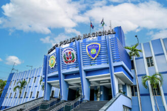 Neyba, Bahoruco.- Agentes policiales adscritos a los distintos departamentos de esta jurisdicción, en coordinación con el Ministerio Público, realizaron una intervención en un presunto punto de venta y distribución de sustancias narcóticas, ubicado en el sector El Lago del municipio de Neyba. Durante el operativo, fueron ocupadas varias porciones de presuntas sustancias controladas con un peso aproximado de 242 gramos, una balanza para pesar drogas y la suma de 1,805 pesos en efectivo, presumiblemente producto de la venta ilícita. El lugar intervenido es señalado como propiedad de un individuo apodado “La Cabra”, quien, al igual que otros sujetos, logró escapar al notar la presencia policial, dejando abandonadas las evidencias incautadas. Las autoridades mantienen activa la localización y captura del apodado “La Cabra”, a fin de que responda ante el Ministerio Público y se determinen las responsabilidades legales correspondientes.