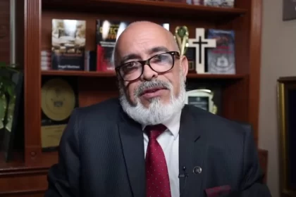 Informe médico indica que Ángel Martínez luce débil, con deshidratación leve a moderada