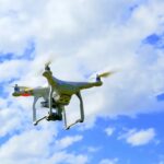 En un nuevo esfuerzo por frenar la violencia y la expansión de las pandillas armadas en Haití, el Gobierno de Canadá ha comenzado el envío de drones militares de vigilancia para apoyar a las fuerzas de seguridad haitianas. Tal y como se hizo público el pasado miércoles a través del medio público canadiense CBC News, que cita a funcionarios federales involucrados en la operación, se ha podido constatar lo siguiente: Los drones, cuyo número exacto no ha sido divulgado por cuestiones de seguridad, iniciaron su llegada a Haití en junio y se espera que continúen siendo entregados en las próximas semanas. Los dispositivos en cuestión, desprovistos de armamento y equipados con tecnología de vanguardia, han sido concebidos para llevar a cabo funciones de inteligencia y reconocimiento, con el propósito de fortalecer las capacidades de la Policía Nacional Haitiana (PNH) en un contexto de debilitamiento institucional y colapso del orden público.