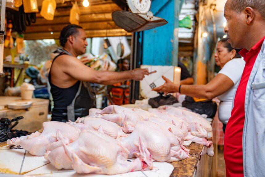 Liberan 2 millones de libras de pollo para estabilizar precios