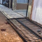 Niño de 7 años fallece al caerle portón de edificio en Los Alba, Guanábano