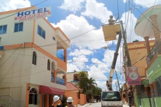 La Empresa Distribuidora de Electricidad del Este (Edeeste) ha informado que, a través de un operativo de inspección realizado en el municipio de Yuma, provincia La Altagracia, se logró desarticular aproximadamente 39 conexiones ilegales en diversos establecimientos comerciales y residencias. De este modo, cabe señalar que, durante el operativo de tipo «barrido» correspondiente al circuito HI6904 de Yuma, se inspeccionaron un total de 193 suministros. De estos, 66 servicios fueron normalizados, 7 son nuevas captaciones, se levantaron 56 actas y se desmantelaron 39 usuarios y acometidas ilegales. La empresa distribuidora llevó a cabo la intervención en el área designada, que abarcó no solo la avenida principal, sino también las calles Eustaquio Rondón y San Rafael. En el transcurso de la operación, se detectaron actividades ilegales en varios comercios, entre los que se encuentran Almacén Don Omega, la estación de combustible Boca de Yuma, La Negra Disco y Drinksy, entre otros.