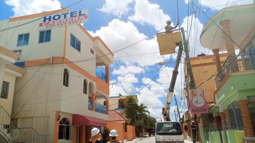 La Empresa Distribuidora de Electricidad del Este (Edeeste) ha informado que, a través de un operativo de inspección realizado en el municipio de Yuma, provincia La Altagracia, se logró desarticular aproximadamente 39 conexiones ilegales en diversos establecimientos comerciales y residencias. De este modo, cabe señalar que, durante el operativo de tipo «barrido» correspondiente al circuito HI6904 de Yuma, se inspeccionaron un total de 193 suministros. De estos, 66 servicios fueron normalizados, 7 son nuevas captaciones, se levantaron 56 actas y se desmantelaron 39 usuarios y acometidas ilegales. La empresa distribuidora llevó a cabo la intervención en el área designada, que abarcó no solo la avenida principal, sino también las calles Eustaquio Rondón y San Rafael. En el transcurso de la operación, se detectaron actividades ilegales en varios comercios, entre los que se encuentran Almacén Don Omega, la estación de combustible Boca de Yuma, La Negra Disco y Drinksy, entre otros.