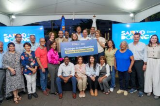 La Alcaldía del Distrito Nacional iluminó al sector La Castellana, donde entregó instaladas 204 luminarias LED en 27 calles con el programa Sectores Iluminados Más Seguros. Este es un programa a través del cual la Alcaldía del Distrito Nacional avanza en la instalación en 23 sectores y 11 avenidas de 10 mil luminarias y 200 cámaras de videovigilancia monitoreadas por el Sistema 9-1-1. Máximo Romero, coordinador de la Dirección de Desarrollo Comunitario, resaltó cómo desde la alcaldía se busca impactar en el bienestar de los ciudadanos, garantizando la seguridad para transitar en sus calles.