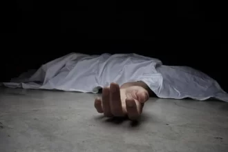 Un incidente violento de gran magnitud ha tenido lugar en el condominio residencial del sector céntrico de Naco, en la capital dominicana, resultando en el fallecimiento de una mujer de 70 años y dejando a cinco personas con diversas heridas. Las autoridades competentes han identificado y detenido al presunto responsable de los hechos, quien se encuentra actualmente bajo investigación policial. El suceso tuvo lugar en el condominio Naco IV Dorado, sito en la calle Fantino Falco, en el área central de Santo Domingo. Los hechos ocurrieron el miércoles 23 de julio de 2025, pasadas las 4 de la tarde. La Policía Nacional, a través de su portavoz, Diego Pesqueira, ha confirmado que un individuo identificado como Jean Andrés Pumarol Fernández, de 30 años, es el presunto responsable de los ataques.