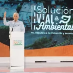 Con el propósito de transformar la movilidad urbana, proteger el medio ambiente y mejorar la calidad de vida de miles de ciudadanos, el Gobierno dominicano presentó este miércoles el proyecto de Solución Vial y Ambiental de la Av. República de Colombia y su entorno, durante un acto realizado en el Jardín Botánico Nacional que contó con la presencia de autoridades, técnicos y representantes de la comunidad. La duración estimada de la obra es de 24 meses, y una vez finalizada, impactará directamente en la calidad de vida de más de 1,4 millones de dominicanos residentes en el Gran Santo Domingo. El proyecto abarca una intervención integral a lo largo de la Av. República de Colombia, por donde transitan aproximadamente 35 000 vehículos diarios. El objetivo principal es descongestionar el tráfico, reducir los niveles de contaminación y recuperar espacios públicos para los ciudadanos.