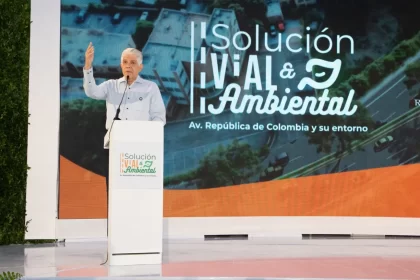 Con el propósito de transformar la movilidad urbana, proteger el medio ambiente y mejorar la calidad de vida de miles de ciudadanos, el Gobierno dominicano presentó este miércoles el proyecto de Solución Vial y Ambiental de la Av. República de Colombia y su entorno, durante un acto realizado en el Jardín Botánico Nacional que contó con la presencia de autoridades, técnicos y representantes de la comunidad. La duración estimada de la obra es de 24 meses, y una vez finalizada, impactará directamente en la calidad de vida de más de 1,4 millones de dominicanos residentes en el Gran Santo Domingo. El proyecto abarca una intervención integral a lo largo de la Av. República de Colombia, por donde transitan aproximadamente 35 000 vehículos diarios. El objetivo principal es descongestionar el tráfico, reducir los niveles de contaminación y recuperar espacios públicos para los ciudadanos.