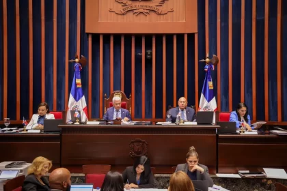 El ministro de Justicia tendrá como principales atribuciones coordinar las políticas públicas contra la criminalidad, gestionar la colaboración del Poder Ejecutivo con el sistema judicial, representar y defender al Estado en sedes jurisdiccionales y foros arbitrales, así como coordinar el Sistema Nacional de Derechos Humanos y dar respuesta a los requerimientos de organismos internacionales en esta materia. La aprobación de esta ley representa un paso trascendental en el proceso de modernización institucional del país, y responde a la necesidad de contar con un ente especializado que coordine los esfuerzos del Estado en materia judicial, penitenciaria y de derechos humanos. En los trabajos legislativos de este miércoles, el Pleno del Senado aprobó las modificaciones al proyecto de ley que modifica la Ley núm. 225-20, Ley General de Gestión Integral y Coprocesamiento de Residuos Sólidos, iniciativa presentada por los senadores Ramón Rogelio Genao Durán y Ginnette Bournigal de Jiménez. La iniciativa legislativa busca modificar la Ley núm. 225-20 para fortalecer el marco normativo que regula la gestión integral y sostenible de los residuos sólidos en el país. Con esta ley se promueve la reducción, reutilización, reciclaje y aprovechamiento de residuos, así como una mejor regulación de su recolección y disposición, con el fin de proteger la salud, el medio ambiente y reducir los gases de efecto invernadero. La modificación de esta ley considera necesario alinear su contenido con los objetivos de reducción del impacto ambiental de los residuos, mediante la implementación de regulaciones más estrictas sobre el uso de materiales no biodegradables y la promoción del empleo de materiales reciclados y biodegradables. También se aprobó la ley que modifica los artículos 36, 64 y 81 de la Ley núm. 176-07, que regula el Distrito Nacional y los Municipios, con el objetivo de establecer disposiciones más claras sobre la sucesión en los cargos de alcaldes, vicealcaldes, regidores, directores, suplentes de directores y vocales de las juntas de distritos municipales. Esta iniciativa legislativa fue presentada por la senadora María Mercedes Ortiz Diloné. Entre las modificaciones introducidas por la ley, se destaca el artículo 64, relativo a la sustitución del alcalde o alcaldesa. Este establece que la vacante definitiva en el cargo de alcalde o alcaldesa será ocupada por el vicealcalde o vicealcaldesa, quien deberá prestar juramento ante el Concejo de Regidores. El presidente del Concejo de Regidores convocará una sesión extraordinaria al efecto dentro de los quince días hábiles siguientes a la ocurrencia de la vacante. Durante la sesión de este miércoles, además, el Pleno aprobó el proyecto de ley que busca elevar a la categoría de municipio al distrito municipal turístico Verón–Punta Cana, perteneciente actualmente al municipio de Higüey, provincia La Altagracia, presentada por el senador Rafael Barón Duluc Rijo. La iniciativa establece que Verón–Punta Cana ha registrado importantes transformaciones urbanas y socioeconómicas en los últimos años, lo que justifica una nueva organización política y administrativa. Entre los indicadores de su desarrollo se destacan la presencia de más de setenta hoteles, un aeropuerto internacional, un helipuerto y un robusto tejido empresarial que impulsa una de las principales actividades turísticas del país. RESOLUCIONES Los senadores aprobaron varias resoluciones, entre ellas la que solicita al presidente Luis Abinader, instruir al órgano correspondiente con el fin de construir un play de béisbol en el distrito municipal Santiago oeste, del municipio Santiago de los caballeros, provincia Santiago, iniciativa del senador Daniel Enrique de Jesús Rivera. También fue aprobada la resolución que solicita al presidente Luis Abinader instruir al órgano correspondiente con el fin de construir un polideportivo techado en el distrito municipal El Limón, municipio villa González, provincia Santiago, presentada por el senador Daniel Enrique de Jesús Rivera. Los senadores también aprobaron la resolución que reconoce a la cooperativa La Altagracia, en ocasión de su 72 aniversario, iniciativa presentada por los senadores Julito Fulcar Encarnación y Daniel Enrique de Jesús Rivera. Además, los senadores conocieron la resolución que reconoce al destacado músico, productor, compositor, cantante y arreglista, el maestro Henry Hierro, por su trascendental y fecunda labor artística y social en beneficio de la nación dominicana, iniciativa del senador Franklin Martín Romero Morillo. El Pleno también aprobó la ratificación del nombramiento diplomático de Iris Joseline Pujol Rodríguez, como embajadora extraordinaria y plenipotenciaria, concurrente, de la República Dominicana en Ucrania, con sede en la República Federal de Alemania, iniciativa del Poder Ejecutivo.