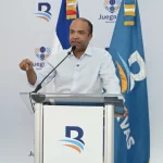 Con esta suman cinco instalaciones restauradas por la entidad bancaria, para continuar impulsando el desarrollo del deporte y el bienestar juvenil en el país El Banco de Reservas realizó el remozamiento de la cancha del Club Deportivo y Cultural El Manguito, en el Distrito Nacional, como parte de su programa ‘’Juega RD’’, lo que permitirá ofrecer a los jóvenes de esa comunidad un espacio adecuado para la recreación, el deporte y la sana convivencia. En la entrega de este remozamiento, Samuel Pereyra, presidente ejecutivo de Banreservas, expresó que Juega RD no es solo un proyecto de infraestructura deportiva, sino un respaldo al futuro de cientos de jóvenes que aspiran a construir una carrera dentro de las diversas disciplinas deportivas. “Cada cancha que remozamos es un espacio que recuperamos para el sano entretenimiento, la convivencia, la disciplina y los sueños de nuestros jóvenes. Con esta quinta entrega reafirmamos nuestra visión para que cada rincón del país tenga espacios seguros, modernos y funcionales que fomenten el deporte y el liderazgo”, dijo. De su lado Kelvin Cruz, ministro de Deportes, al participar en la entrega de esta obra valoró la iniciativa Juega RD que desarrolla Banreservas. Con esta intervención, ya suman cinco instalaciones (cuatro canchas y un play) acondicionadas por el programa “Juega RD”. La próxima semana se entregarán dos canchas de baloncesto restauradas en Samaná. Deporte y recreación A esta instalación deportiva se le realizó un remozamiento completo que incluye un nuevo asfaltado del área de cancha con señalizaciones, pintura y bancos de jugadores, así como un creativo mural artístico con los colores distintivos del programa, realizado por el reconocido artista dominicano Rafael De Los Santos, conocido como Poteleche. El acto de entrega contó con la presencia de figuras del ámbito deportivo nacional, como Garibaldi Bautista, presidente del Comité Olímpico Dominicano, y Luis Mejía Oviedo, miembro del Comité Olímpico Internacional, además ejecutivos del Banco, autoridades municipales, congresuales y miembros de la sociedad civil. Las áreas exteriores disponen de la verja perimetral, construcción de gradas, baño exterior, mejoras en el sistema sanitario de agua potable y residual y nuevas canalizaciones eléctricas necesarias para el buen funcionamiento de la cancha. Adicionalmente, se instalaron nuevos pisos, ventanas, puertas, baños, iluminación, climatización y pintura, además de la colocación de nuevas luminarias exteriores para el uso nocturno de la cancha deportiva y la seguridad de los usuarios.