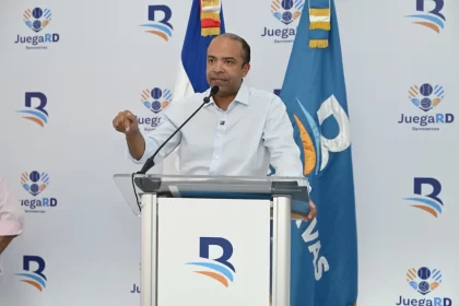 Con esta suman cinco instalaciones restauradas por la entidad bancaria, para continuar impulsando el desarrollo del deporte y el bienestar juvenil en el país El Banco de Reservas realizó el remozamiento de la cancha del Club Deportivo y Cultural El Manguito, en el Distrito Nacional, como parte de su programa ‘’Juega RD’’, lo que permitirá ofrecer a los jóvenes de esa comunidad un espacio adecuado para la recreación, el deporte y la sana convivencia. En la entrega de este remozamiento, Samuel Pereyra, presidente ejecutivo de Banreservas, expresó que Juega RD no es solo un proyecto de infraestructura deportiva, sino un respaldo al futuro de cientos de jóvenes que aspiran a construir una carrera dentro de las diversas disciplinas deportivas. “Cada cancha que remozamos es un espacio que recuperamos para el sano entretenimiento, la convivencia, la disciplina y los sueños de nuestros jóvenes. Con esta quinta entrega reafirmamos nuestra visión para que cada rincón del país tenga espacios seguros, modernos y funcionales que fomenten el deporte y el liderazgo”, dijo. De su lado Kelvin Cruz, ministro de Deportes, al participar en la entrega de esta obra valoró la iniciativa Juega RD que desarrolla Banreservas. Con esta intervención, ya suman cinco instalaciones (cuatro canchas y un play) acondicionadas por el programa “Juega RD”. La próxima semana se entregarán dos canchas de baloncesto restauradas en Samaná. Deporte y recreación A esta instalación deportiva se le realizó un remozamiento completo que incluye un nuevo asfaltado del área de cancha con señalizaciones, pintura y bancos de jugadores, así como un creativo mural artístico con los colores distintivos del programa, realizado por el reconocido artista dominicano Rafael De Los Santos, conocido como Poteleche. El acto de entrega contó con la presencia de figuras del ámbito deportivo nacional, como Garibaldi Bautista, presidente del Comité Olímpico Dominicano, y Luis Mejía Oviedo, miembro del Comité Olímpico Internacional, además ejecutivos del Banco, autoridades municipales, congresuales y miembros de la sociedad civil. Las áreas exteriores disponen de la verja perimetral, construcción de gradas, baño exterior, mejoras en el sistema sanitario de agua potable y residual y nuevas canalizaciones eléctricas necesarias para el buen funcionamiento de la cancha. Adicionalmente, se instalaron nuevos pisos, ventanas, puertas, baños, iluminación, climatización y pintura, además de la colocación de nuevas luminarias exteriores para el uso nocturno de la cancha deportiva y la seguridad de los usuarios.