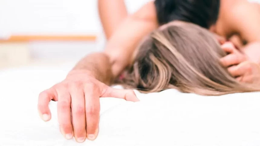 Estudio revela que los jóvenes tienen menos sexo que antes; no les gusta desnudarse