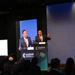 El superintendente de seguros de la República Dominicana, Julio César Valentín Jiminián, exhortó a las aseguradoras a dar respuestas más ágiles, claras y efectivas a los reclamos de sus clientes, al considerar que la confianza es el principal activo de toda actividad aseguradora y que esta se fortalece o se pierde según la atención que se brinde al asegurado. Durante su participación en el Congreso Internacional del Seguro organizado por la Cámara Dominicana de Aseguradores y Reaseguradores (CADOAR), el funcionario destacó que el cliente no debe sentirse una parte marginal del sistema, sino el centro de toda la cadena de valor del seguro. “Cuando un cliente contrata una póliza o una fianza, lo mínimo que espera es una respuesta rápida y justa. Si una aseguradora tarda 120 días en responder, aunque la ley lo permita, está jugando con su reputación y debilitando la confianza en el sector”, advirtió. Valentín Jiminián subrayó que el comportamiento de los clientes evoluciona al ritmo de las transformaciones sociales, por lo que el sector asegurador debe adaptarse con mayor agilidad, transparencia y sentido de responsabilidad. “Las sociedades están cambiando, la gente está más informada y exige no solo al Estado, sino también a las empresas privadas, un trato digno, respuestas claras y protección real”, sostuvo. El superintendente valoró la realización del Congreso como un espacio fecundo para la reflexión conjunta entre aseguradoras, reaseguradoras, corredores y actores del sistema financiero. Indicó que estos encuentros deben traducirse en acciones concretas que eleven la calidad del servicio y pongan al cliente en el centro, no como discurso, sino como práctica. En ese sentido, reiteró que la Superintendencia de Seguros trabaja activamente en la modificación a la Ley de Seguros para fortalecer el marco regulatorio y mejorar la supervisión del sector, al tiempo que se avanza en garantizar mayores niveles de protección y eficiencia. “Estamos comprometidos con ampliar coberturas, promover la profesionalización del sector y defender los derechos de los asegurados y terceros. No puede ser que un autobús que transporta 200 personas tenga una cobertura de apenas 100 mil pesos. Eso no es protección, es desamparo”, expresó. Asimismo, reconoció que parte del sector transportista ha entendido la importancia de contar con seguros que no solo cumplan con los mínimos legales, sino que realmente protejan vidas y patrimonios ante un siniestro. En cambio, criticó que aún exista resistencia basada en desinformación o enfoques simplistas. Finalmente, Valentín Jiminián planteó la necesidad de fortalecer la Superintendencia como ente rector del sistema, recordando que actualmente es el único órgano regulador de un sector económico sin autonomía presupuestaria. “Necesitamos más recursos tecnológicos, mayor independencia y capacidad para supervisar de forma efectiva. Pero, sobre todo, necesitamos un sistema que funcione para la gente, que no falle cuando más lo necesita”, concluyó.