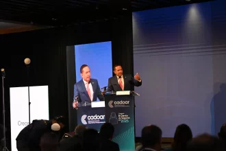 El superintendente de seguros de la República Dominicana, Julio César Valentín Jiminián, exhortó a las aseguradoras a dar respuestas más ágiles, claras y efectivas a los reclamos de sus clientes, al considerar que la confianza es el principal activo de toda actividad aseguradora y que esta se fortalece o se pierde según la atención que se brinde al asegurado. Durante su participación en el Congreso Internacional del Seguro organizado por la Cámara Dominicana de Aseguradores y Reaseguradores (CADOAR), el funcionario destacó que el cliente no debe sentirse una parte marginal del sistema, sino el centro de toda la cadena de valor del seguro. “Cuando un cliente contrata una póliza o una fianza, lo mínimo que espera es una respuesta rápida y justa. Si una aseguradora tarda 120 días en responder, aunque la ley lo permita, está jugando con su reputación y debilitando la confianza en el sector”, advirtió. Valentín Jiminián subrayó que el comportamiento de los clientes evoluciona al ritmo de las transformaciones sociales, por lo que el sector asegurador debe adaptarse con mayor agilidad, transparencia y sentido de responsabilidad. “Las sociedades están cambiando, la gente está más informada y exige no solo al Estado, sino también a las empresas privadas, un trato digno, respuestas claras y protección real”, sostuvo. El superintendente valoró la realización del Congreso como un espacio fecundo para la reflexión conjunta entre aseguradoras, reaseguradoras, corredores y actores del sistema financiero. Indicó que estos encuentros deben traducirse en acciones concretas que eleven la calidad del servicio y pongan al cliente en el centro, no como discurso, sino como práctica. En ese sentido, reiteró que la Superintendencia de Seguros trabaja activamente en la modificación a la Ley de Seguros para fortalecer el marco regulatorio y mejorar la supervisión del sector, al tiempo que se avanza en garantizar mayores niveles de protección y eficiencia. “Estamos comprometidos con ampliar coberturas, promover la profesionalización del sector y defender los derechos de los asegurados y terceros. No puede ser que un autobús que transporta 200 personas tenga una cobertura de apenas 100 mil pesos. Eso no es protección, es desamparo”, expresó. Asimismo, reconoció que parte del sector transportista ha entendido la importancia de contar con seguros que no solo cumplan con los mínimos legales, sino que realmente protejan vidas y patrimonios ante un siniestro. En cambio, criticó que aún exista resistencia basada en desinformación o enfoques simplistas. Finalmente, Valentín Jiminián planteó la necesidad de fortalecer la Superintendencia como ente rector del sistema, recordando que actualmente es el único órgano regulador de un sector económico sin autonomía presupuestaria. “Necesitamos más recursos tecnológicos, mayor independencia y capacidad para supervisar de forma efectiva. Pero, sobre todo, necesitamos un sistema que funcione para la gente, que no falle cuando más lo necesita”, concluyó.