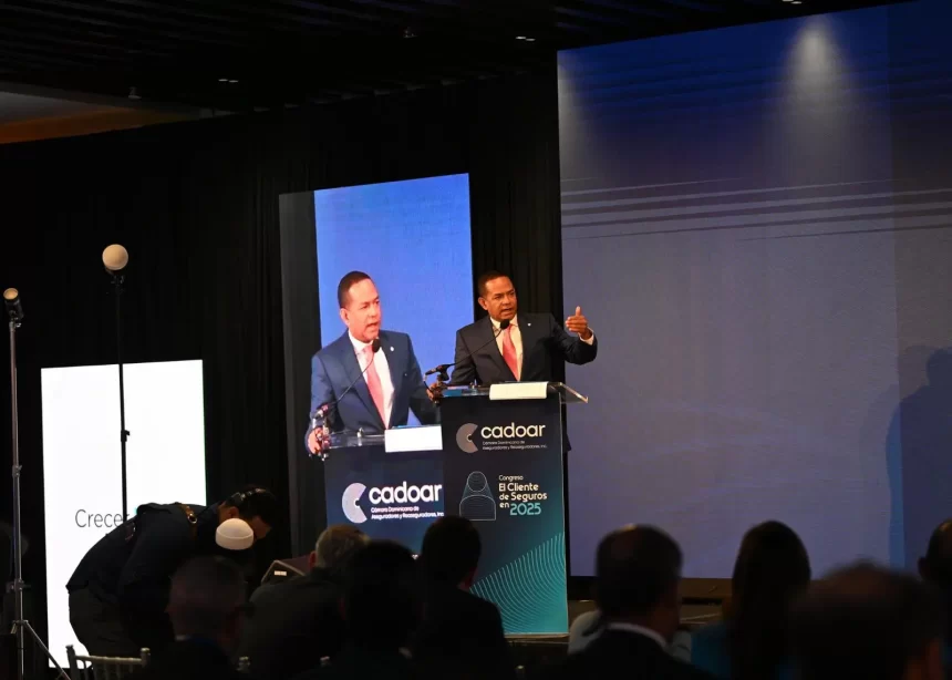 El superintendente de seguros de la República Dominicana, Julio César Valentín Jiminián, exhortó a las aseguradoras a dar respuestas más ágiles, claras y efectivas a los reclamos de sus clientes, al considerar que la confianza es el principal activo de toda actividad aseguradora y que esta se fortalece o se pierde según la atención que se brinde al asegurado. Durante su participación en el Congreso Internacional del Seguro organizado por la Cámara Dominicana de Aseguradores y Reaseguradores (CADOAR), el funcionario destacó que el cliente no debe sentirse una parte marginal del sistema, sino el centro de toda la cadena de valor del seguro. “Cuando un cliente contrata una póliza o una fianza, lo mínimo que espera es una respuesta rápida y justa. Si una aseguradora tarda 120 días en responder, aunque la ley lo permita, está jugando con su reputación y debilitando la confianza en el sector”, advirtió. Valentín Jiminián subrayó que el comportamiento de los clientes evoluciona al ritmo de las transformaciones sociales, por lo que el sector asegurador debe adaptarse con mayor agilidad, transparencia y sentido de responsabilidad. “Las sociedades están cambiando, la gente está más informada y exige no solo al Estado, sino también a las empresas privadas, un trato digno, respuestas claras y protección real”, sostuvo. El superintendente valoró la realización del Congreso como un espacio fecundo para la reflexión conjunta entre aseguradoras, reaseguradoras, corredores y actores del sistema financiero. Indicó que estos encuentros deben traducirse en acciones concretas que eleven la calidad del servicio y pongan al cliente en el centro, no como discurso, sino como práctica. En ese sentido, reiteró que la Superintendencia de Seguros trabaja activamente en la modificación a la Ley de Seguros para fortalecer el marco regulatorio y mejorar la supervisión del sector, al tiempo que se avanza en garantizar mayores niveles de protección y eficiencia. “Estamos comprometidos con ampliar coberturas, promover la profesionalización del sector y defender los derechos de los asegurados y terceros. No puede ser que un autobús que transporta 200 personas tenga una cobertura de apenas 100 mil pesos. Eso no es protección, es desamparo”, expresó. Asimismo, reconoció que parte del sector transportista ha entendido la importancia de contar con seguros que no solo cumplan con los mínimos legales, sino que realmente protejan vidas y patrimonios ante un siniestro. En cambio, criticó que aún exista resistencia basada en desinformación o enfoques simplistas. Finalmente, Valentín Jiminián planteó la necesidad de fortalecer la Superintendencia como ente rector del sistema, recordando que actualmente es el único órgano regulador de un sector económico sin autonomía presupuestaria. “Necesitamos más recursos tecnológicos, mayor independencia y capacidad para supervisar de forma efectiva. Pero, sobre todo, necesitamos un sistema que funcione para la gente, que no falle cuando más lo necesita”, concluyó.