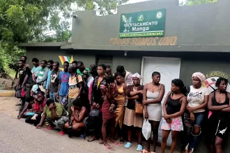 Durante las labores de patrullaje llevadas a cabo por miembros del Ejército de la República Dominicana (ERD) adscritos al destacamento de Mangá, en Montecristi, fueron detenidos 33 nacionales haitianos en situación migratoria irregular. La operación se llevó a cabo en distintos sectores del municipio de Guayubín y forma parte de los esfuerzos continuos para reforzar la seguridad fronteriza y el control migratorio en la zona noroeste del país. Entre los detenidos hay 14 hombres, 13 mujeres y 6 menores de edad, que han sido trasladados al destacamento del ERD Mangá, donde se les está dando el trato correspondiente mientras se espera que sean enviados a la sede de la 4.ª Brigada de Infantería del ERD, desde donde serán entregados a la Dirección General de Migración para que se les repatríe conforme a lo establecido por la ley.