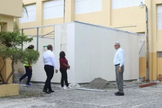 El Ministerio de Educación de la República Dominicana (MINERD) ha instalado aulas móviles en la Regional con el objetivo de garantizar la cobertura total de la demanda escolar al inicio del año lectivo 2025-2026. Gracias a esta medida, se garantiza que ningún niño o niña de la Regional 15 se quedará sin acceso a la educación por falta de espacio. El director de la Regional 15, Eddy Chávez Placencio, ha expresado su agradecimiento al presidente Luis Abinader por su constante compromiso con la educación dominicana y al ministro de Educación, Luis Miguel de Camps, por su apoyo y liderazgo para hacer posible esta iniciativa en el momento oportuno.