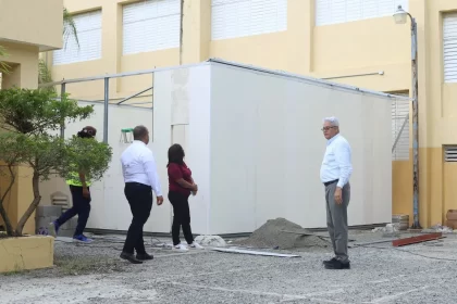 El Ministerio de Educación de la República Dominicana (MINERD) ha instalado aulas móviles en la Regional con el objetivo de garantizar la cobertura total de la demanda escolar al inicio del año lectivo 2025-2026. Gracias a esta medida, se garantiza que ningún niño o niña de la Regional 15 se quedará sin acceso a la educación por falta de espacio. El director de la Regional 15, Eddy Chávez Placencio, ha expresado su agradecimiento al presidente Luis Abinader por su constante compromiso con la educación dominicana y al ministro de Educación, Luis Miguel de Camps, por su apoyo y liderazgo para hacer posible esta iniciativa en el momento oportuno.