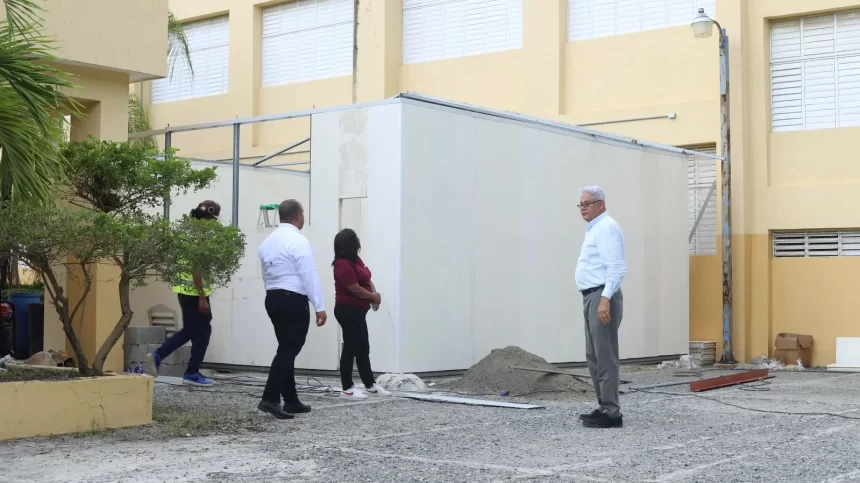 El Ministerio de Educación de la República Dominicana (MINERD) ha instalado aulas móviles en la Regional con el objetivo de garantizar la cobertura total de la demanda escolar al inicio del año lectivo 2025-2026. Gracias a esta medida, se garantiza que ningún niño o niña de la Regional 15 se quedará sin acceso a la educación por falta de espacio. El director de la Regional 15, Eddy Chávez Placencio, ha expresado su agradecimiento al presidente Luis Abinader por su constante compromiso con la educación dominicana y al ministro de Educación, Luis Miguel de Camps, por su apoyo y liderazgo para hacer posible esta iniciativa en el momento oportuno.