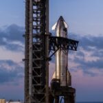 La empresa aeroespacial SpaceX, propiedad del magnate Elon Musk, ha anunciado que el décimo lanzamiento de prueba del enorme vehículo Starship se llevará a cabo el 24 de agosto, tras los fallos de los tres intentos anteriores. «La décima prueba de vuelo de Starship se encuentra en fase de preparación para su lanzamiento el domingo 24 de agosto. La ventana de lanzamiento se abrirá a las 18:30, hora central de Estados Unidos (23:30 GMT), según lo informado por SpaceX en su página web. El despegue del sistema se llevará a cabo desde la ciudad de Starbase, Texas, sede de la base de SpaceX, donde se encuentra la plataforma de lanzamiento y las instalaciones de producción de la compañía. El Starship será impulsado a la órbita terrestre por el cohete reutilizable Super Heavy, que repetirá la maniobra de giro ejecutada en la última misión con el fin de ahorrar combustible. No obstante, en esta ocasión, no regresará al lugar del lanzamiento, sino que se dirigirá hacia una plataforma marina.