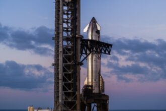 La empresa aeroespacial SpaceX, propiedad del magnate Elon Musk, ha anunciado que el décimo lanzamiento de prueba del enorme vehículo Starship se llevará a cabo el 24 de agosto, tras los fallos de los tres intentos anteriores. «La décima prueba de vuelo de Starship se encuentra en fase de preparación para su lanzamiento el domingo 24 de agosto. La ventana de lanzamiento se abrirá a las 18:30, hora central de Estados Unidos (23:30 GMT), según lo informado por SpaceX en su página web. El despegue del sistema se llevará a cabo desde la ciudad de Starbase, Texas, sede de la base de SpaceX, donde se encuentra la plataforma de lanzamiento y las instalaciones de producción de la compañía. El Starship será impulsado a la órbita terrestre por el cohete reutilizable Super Heavy, que repetirá la maniobra de giro ejecutada en la última misión con el fin de ahorrar combustible. No obstante, en esta ocasión, no regresará al lugar del lanzamiento, sino que se dirigirá hacia una plataforma marina.