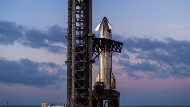 La empresa aeroespacial SpaceX, propiedad del magnate Elon Musk, ha anunciado que el décimo lanzamiento de prueba del enorme vehículo Starship se llevará a cabo el 24 de agosto, tras los fallos de los tres intentos anteriores. «La décima prueba de vuelo de Starship se encuentra en fase de preparación para su lanzamiento el domingo 24 de agosto. La ventana de lanzamiento se abrirá a las 18:30, hora central de Estados Unidos (23:30 GMT), según lo informado por SpaceX en su página web. El despegue del sistema se llevará a cabo desde la ciudad de Starbase, Texas, sede de la base de SpaceX, donde se encuentra la plataforma de lanzamiento y las instalaciones de producción de la compañía. El Starship será impulsado a la órbita terrestre por el cohete reutilizable Super Heavy, que repetirá la maniobra de giro ejecutada en la última misión con el fin de ahorrar combustible. No obstante, en esta ocasión, no regresará al lugar del lanzamiento, sino que se dirigirá hacia una plataforma marina.