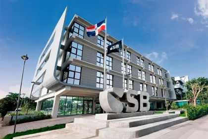 Al hacer clic en los enlaces, quienes han caído en la etapa del Anzuelo, son redirigidos a un mensaje educativo de la SB y ProUsuario sobre la necesidad de detenerse, analizar la información y comprobar la fuente antes de incurrir en cualquier acción que podría dar acceso a sus datos y productos financieros a los ciberdelincuentes. A través de esta estrategia, la institución busca llegar a las personas más vulnerables a caer este tipo de estafas, proveyéndoles algunas técnicas para identificar estos mensajes maliciosos, al mismo tiempo que crea conciencia sobre la facilidad con que pudieron haber sido víctimas del robo de sus datos y permitir acceso a sus productos bancarios. Hasta la fecha, 4,114 personas han accedido al enlace de correo electrónico, 3,616 a través de los mensajes de texto y 152 han escaneado los códigos QR de los afiches, para un impacto total de 7,882 personas. “Esto confirma una vez más la facilidad con la que muchas personas inclinadas por el miedo o desconocimiento pueden dar acceso a sus datos personales y financieros. Una regla de oro es desconfiar de todo mensaje que solicite acciones inmediatas o datos sensibles”, explicó Natalia Sánchez, directora ProUsuario. Pidió a la población no entrar en enlaces dudosos, y contactar a su entidad financiera en las páginas, correos y teléfonos oficiales para cerciorarse de la veracidad del contacto. Ante cualquier situación sospechosa, cambiar sus contraseñas si temen que sus datos pueden haber quedado expuestos. “Desde la Superintendencia de Bancos y ProUsuario insistimos en nuestro llamado a verificar con la entidad de intermediación financiera, la persona o institución que realiza la solicitud de manera directa, además de tomar en cuenta que hay datos que nunca se deben proveer por correo o teléfono”.[NV1] En esta semana en que la campaña de la SB entra en la fase La Verdad, los mensajes educativos y de orientación ciudadana se extenderán a espacios de publicidad exterior, medios digitales y tradicionales, además de sus medios institucionales. Algunas modalidades de robo de datos Con esta iniciativa, la SB y ProUsuario se concentran en prevenir que la ciudadanía sea víctima de modalidades de robo de datos como: Phishing: consiste en enviar correos que imitan la imagen de cualquier empresa o institución [VC2] y redirigen a sus víctimas hacia páginas falsas. Smishing: se trata de la misma técnica del phishing, pero a través de mensajes de texto (SMS) o WhatsApp. Fraudes con QR y enlaces cortos (quishing) que redireccionan a sitios que roban credenciales o instalan programas de vigilancia y/o control de dispositivos. Vishing: combina «voice» y «phishing» y se refiere a fraudes realizados por llamadas telefónicas. Los estafadores suelen hacerse pasar por representantes de empresas o personas de confianza para obtener contraseñas, números de tarjetas de crédito o información personal. Muchos utilizan la inteligencia artificial para clonar la voz de personas cercanas. Perfiles falsos en redes sociales: estos realizan sorteos, ofrecen becas o brindan ayuda, entre otros, a cambio de pedir datos personales. Inversiones o premios fraudulentos: prometen ganancias extraordinarias a cambio de transferencias iniciales. Para obtener más información sobre esta campaña de ciberseguridad y sobre cómo proteger sus datos y productos financieros, pueden entrar a ProUsuario.gob.do y hacer clic en la sección de educación financiera y seguridad digital.