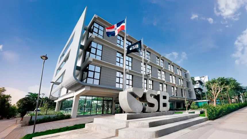 Al hacer clic en los enlaces, quienes han caído en la etapa del Anzuelo, son redirigidos a un mensaje educativo de la SB y ProUsuario sobre la necesidad de detenerse, analizar la información y comprobar la fuente antes de incurrir en cualquier acción que podría dar acceso a sus datos y productos financieros a los ciberdelincuentes. A través de esta estrategia, la institución busca llegar a las personas más vulnerables a caer este tipo de estafas, proveyéndoles algunas técnicas para identificar estos mensajes maliciosos, al mismo tiempo que crea conciencia sobre la facilidad con que pudieron haber sido víctimas del robo de sus datos y permitir acceso a sus productos bancarios. Hasta la fecha, 4,114 personas han accedido al enlace de correo electrónico, 3,616 a través de los mensajes de texto y 152 han escaneado los códigos QR de los afiches, para un impacto total de 7,882 personas. “Esto confirma una vez más la facilidad con la que muchas personas inclinadas por el miedo o desconocimiento pueden dar acceso a sus datos personales y financieros. Una regla de oro es desconfiar de todo mensaje que solicite acciones inmediatas o datos sensibles”, explicó Natalia Sánchez, directora ProUsuario. Pidió a la población no entrar en enlaces dudosos, y contactar a su entidad financiera en las páginas, correos y teléfonos oficiales para cerciorarse de la veracidad del contacto. Ante cualquier situación sospechosa, cambiar sus contraseñas si temen que sus datos pueden haber quedado expuestos. “Desde la Superintendencia de Bancos y ProUsuario insistimos en nuestro llamado a verificar con la entidad de intermediación financiera, la persona o institución que realiza la solicitud de manera directa, además de tomar en cuenta que hay datos que nunca se deben proveer por correo o teléfono”.[NV1] En esta semana en que la campaña de la SB entra en la fase La Verdad, los mensajes educativos y de orientación ciudadana se extenderán a espacios de publicidad exterior, medios digitales y tradicionales, además de sus medios institucionales. Algunas modalidades de robo de datos Con esta iniciativa, la SB y ProUsuario se concentran en prevenir que la ciudadanía sea víctima de modalidades de robo de datos como: Phishing: consiste en enviar correos que imitan la imagen de cualquier empresa o institución [VC2] y redirigen a sus víctimas hacia páginas falsas. Smishing: se trata de la misma técnica del phishing, pero a través de mensajes de texto (SMS) o WhatsApp. Fraudes con QR y enlaces cortos (quishing) que redireccionan a sitios que roban credenciales o instalan programas de vigilancia y/o control de dispositivos. Vishing: combina «voice» y «phishing» y se refiere a fraudes realizados por llamadas telefónicas. Los estafadores suelen hacerse pasar por representantes de empresas o personas de confianza para obtener contraseñas, números de tarjetas de crédito o información personal. Muchos utilizan la inteligencia artificial para clonar la voz de personas cercanas. Perfiles falsos en redes sociales: estos realizan sorteos, ofrecen becas o brindan ayuda, entre otros, a cambio de pedir datos personales. Inversiones o premios fraudulentos: prometen ganancias extraordinarias a cambio de transferencias iniciales. Para obtener más información sobre esta campaña de ciberseguridad y sobre cómo proteger sus datos y productos financieros, pueden entrar a ProUsuario.gob.do y hacer clic en la sección de educación financiera y seguridad digital.