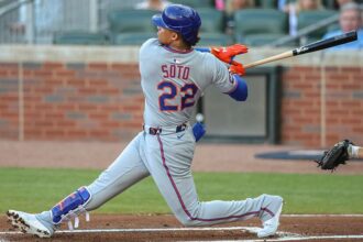 Los Mets de Nueva York confirmaron este viernes que el jardinero dominicano Juan Soto volverá a la alineación titular tras superar una contusión en el pie que lo mantuvo fuera de acción a mediados de esta semana. Soto, de 26 años, estará disponible desde esta noche para el primer partido de la serie contra los Gigantes de San Francisco, ocupando su posición habitual en el jardín derecho y bateando en tercera posición. El mánager Carlos Mendoza ya había adelantado el miércoles que las sensaciones eran positivas y que el regreso de Soto podría concretarse con el inicio de la serie en casa.