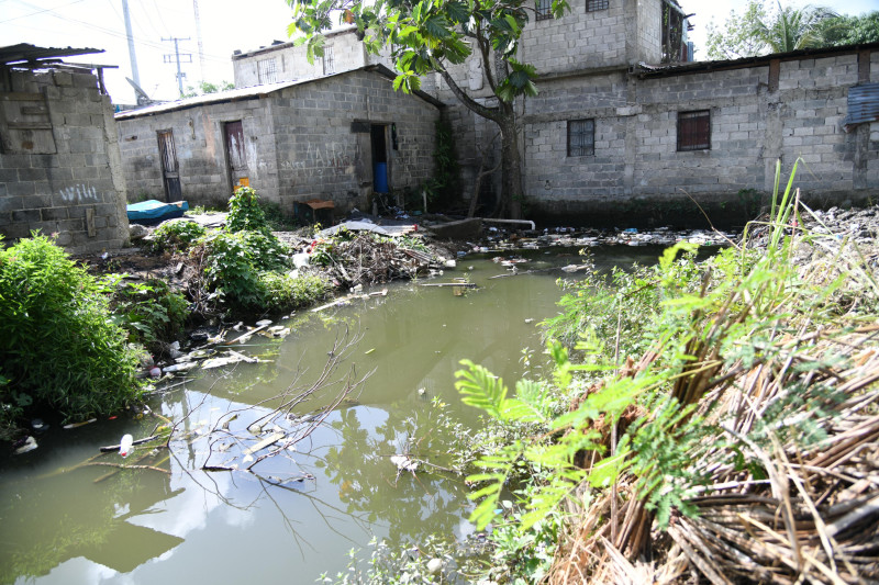 Residentes en Los Alcarrizos expresan preocupación por cañada en La Compuerta