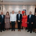 República Dominicana cuenta con significativas oportunidades para potenciar el impacto de las remesas en su dinámica económica, mediante iniciativas de digitalización y formalización de las transferencias de dinero, facilitando así el acceso al crédito y a otros servicios financieros. Así lo afirmó Manuel Orozco, director del programa de Migración, Remesas y Desarrollo del foro Diálogo Interamericano, durante un conversatorio organizado por la Asociación de Bancos Múltiples de la República Dominicana (ABA). En el evento participaron el canciller de la República, Roberto Álvarez; la presidenta de la Asociación de Bancos, Rosanna Ruiz; presidentes y altos ejecutivos de entidades financieras, representantes del Banco Central y de la Superintendencia de Bancos, así como del sector de remesas.