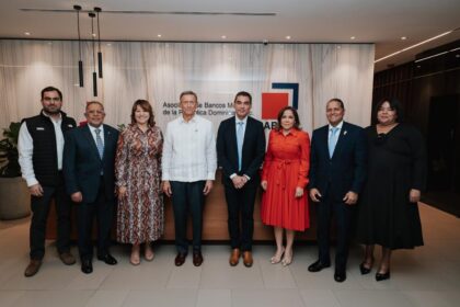 República Dominicana cuenta con significativas oportunidades para potenciar el impacto de las remesas en su dinámica económica, mediante iniciativas de digitalización y formalización de las transferencias de dinero, facilitando así el acceso al crédito y a otros servicios financieros. Así lo afirmó Manuel Orozco, director del programa de Migración, Remesas y Desarrollo del foro Diálogo Interamericano, durante un conversatorio organizado por la Asociación de Bancos Múltiples de la República Dominicana (ABA). En el evento participaron el canciller de la República, Roberto Álvarez; la presidenta de la Asociación de Bancos, Rosanna Ruiz; presidentes y altos ejecutivos de entidades financieras, representantes del Banco Central y de la Superintendencia de Bancos, así como del sector de remesas.