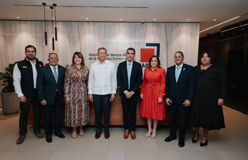 República Dominicana cuenta con significativas oportunidades para potenciar el impacto de las remesas en su dinámica económica, mediante iniciativas de digitalización y formalización de las transferencias de dinero, facilitando así el acceso al crédito y a otros servicios financieros. Así lo afirmó Manuel Orozco, director del programa de Migración, Remesas y Desarrollo del foro Diálogo Interamericano, durante un conversatorio organizado por la Asociación de Bancos Múltiples de la República Dominicana (ABA). En el evento participaron el canciller de la República, Roberto Álvarez; la presidenta de la Asociación de Bancos, Rosanna Ruiz; presidentes y altos ejecutivos de entidades financieras, representantes del Banco Central y de la Superintendencia de Bancos, así como del sector de remesas.