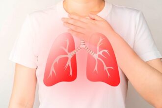 Durante una entrevista en el programa radial Esto No Tiene Nombre, el doctor Eddy Perestén, asesor honorífico de la Fundación True Oceans, advirtió sobre una realidad poco conocida en el país: la alta cantidad de personas que podrían tener tuberculosis en estado latente. “Un estudio que se hizo hace mucho tiempo ya en el país, se decía que de 6 de cada 10 dominicanos podían tener una tuberculosis ahí, latente, es decir, que la tienen, que no se desarrolle, y que tiene que venir una inmunosupresión (…) para que se pueda desarrollar la tuberculosis”, explicó el especialista.