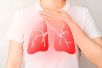 Durante una entrevista en el programa radial Esto No Tiene Nombre, el doctor Eddy Perestén, asesor honorífico de la Fundación True Oceans, advirtió sobre una realidad poco conocida en el país: la alta cantidad de personas que podrían tener tuberculosis en estado latente. “Un estudio que se hizo hace mucho tiempo ya en el país, se decía que de 6 de cada 10 dominicanos podían tener una tuberculosis ahí, latente, es decir, que la tienen, que no se desarrolle, y que tiene que venir una inmunosupresión (…) para que se pueda desarrollar la tuberculosis”, explicó el especialista.