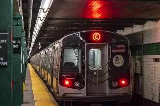 Miles de dominicanos varados en el metro de Nueva York por apagones eléctricos en estaciones clave
