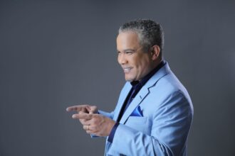 El legislador lamentó que este problema, que en gobiernos anteriores se consideraba superado, haya reaparecido con fuerza, generando malestar incluso dentro del Partido Revolucionario Moderno (PRM). Según expresó, algunos miembros del oficialismo sienten “vergüenza” por la situación actual. Conocido también como El Torito, Acosta pidió que la ciudadanía participe en la marcha sin música, pancartas ni altavoces, respetando el silencio como forma de protesta simbólica. “No hay nada más efectivo que un pueblo exigiendo sus derechos bajo la sombra del silencio”, afirmó. Finalmente, reiteró su compromiso de continuar defendiendo los intereses de la provincia e invitó a todos los sectores a unirse para exigir un servicio eléctrico estable y de calidad.