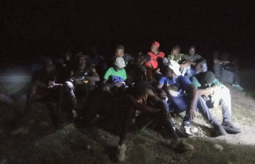 Detienen grupo de haitianos indocumentados ocultos en matorrales en Azua