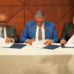 Entre sus objetivos se encuentran la implementación de programas académicos en el área de la salud dirigidos a la comunidad, así como la creación de programas de becas y capacitación para facilitar el acceso al mercado laboral estadounidense en la rama de enfermería, luego de obtener la titulación de Enfermeros Certificados y pasar el examen de inglés de rigor para optar por un visado de interés nacional. El acuerdo contempla, además, la movilidad académica y profesional entre República Dominicana y Estados Unidos, el desarrollo de iniciativas culturales y turísticas que fortalezcan la identidad nacional en el exterior, la investigación científica, la extensión comunitaria y la promoción de los valores dominicanos entre las nuevas generaciones. Como iniciativas concretas, se acordó implementar pasantías y prácticas clínicas supervisadas, programas de enseñanza del idioma inglés con preparación para exámenes internacionales, ferias educativas, actividades de telemedicina y campañas de prevención en beneficio de la comunidad dominicana en Nueva York. Asimismo, se establecerá una ventanilla de salud consular para brindar orientación e información de cómo acceder a la matriculación para optar por este programa. El cónsul Vásquez resaltó que este esfuerzo surge de un diálogo sincero con la comunidad y responde a la escasez de personal de enfermería en Nueva York, al tiempo que ofrece una salida a profesionales de la salud dominicanos que no encuentran espacios donde ejercer con dignidad en su país. “Este acuerdo es fruto de una gestión consular cercana, comprometida y profundamente conectada con las necesidades de nuestra gente”, subrayó. La alianza tendrá una vigencia inicial de tres años, prorrogables automáticamente, y será supervisada por un comité conjunto que encabeza el vicecónsul Tamarís García Marcano, junto a representantes de las instituciones firmantes. Con este convenio, AMU, UNEV y el Consulado Dominicano en Nueva York reafirman su compromiso con la educación, la salud y la identidad cultural de los dominicanos en el exterior, consolidando un puente de oportunidades entre la República Dominicana y los Estados Unidos. ¡Atención profesionales de la enfermería y salud! Podrían insertarse al mercado laboral de EEUU - Noticias de hoy en República Dominicana | De Último Minuto ¡Atención profesionales de la enfermería y salud! Podrían insertarse al mercado laboral de EEUU