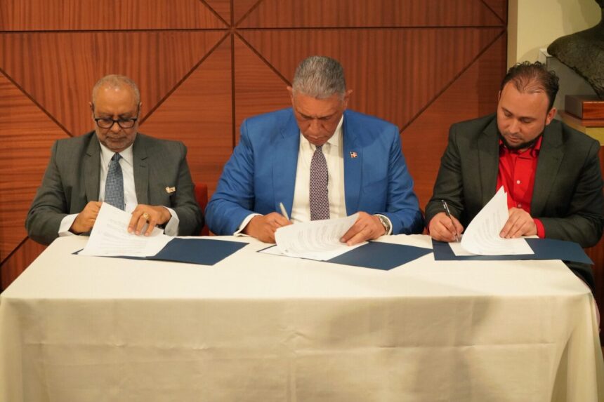 Entre sus objetivos se encuentran la implementación de programas académicos en el área de la salud dirigidos a la comunidad, así como la creación de programas de becas y capacitación para facilitar el acceso al mercado laboral estadounidense en la rama de enfermería, luego de obtener la titulación de Enfermeros Certificados y pasar el examen de inglés de rigor para optar por un visado de interés nacional. El acuerdo contempla, además, la movilidad académica y profesional entre República Dominicana y Estados Unidos, el desarrollo de iniciativas culturales y turísticas que fortalezcan la identidad nacional en el exterior, la investigación científica, la extensión comunitaria y la promoción de los valores dominicanos entre las nuevas generaciones. Como iniciativas concretas, se acordó implementar pasantías y prácticas clínicas supervisadas, programas de enseñanza del idioma inglés con preparación para exámenes internacionales, ferias educativas, actividades de telemedicina y campañas de prevención en beneficio de la comunidad dominicana en Nueva York. Asimismo, se establecerá una ventanilla de salud consular para brindar orientación e información de cómo acceder a la matriculación para optar por este programa. El cónsul Vásquez resaltó que este esfuerzo surge de un diálogo sincero con la comunidad y responde a la escasez de personal de enfermería en Nueva York, al tiempo que ofrece una salida a profesionales de la salud dominicanos que no encuentran espacios donde ejercer con dignidad en su país. “Este acuerdo es fruto de una gestión consular cercana, comprometida y profundamente conectada con las necesidades de nuestra gente”, subrayó. La alianza tendrá una vigencia inicial de tres años, prorrogables automáticamente, y será supervisada por un comité conjunto que encabeza el vicecónsul Tamarís García Marcano, junto a representantes de las instituciones firmantes. Con este convenio, AMU, UNEV y el Consulado Dominicano en Nueva York reafirman su compromiso con la educación, la salud y la identidad cultural de los dominicanos en el exterior, consolidando un puente de oportunidades entre la República Dominicana y los Estados Unidos. ¡Atención profesionales de la enfermería y salud! Podrían insertarse al mercado laboral de EEUU - Noticias de hoy en República Dominicana | De Último Minuto ¡Atención profesionales de la enfermería y salud! Podrían insertarse al mercado laboral de EEUU