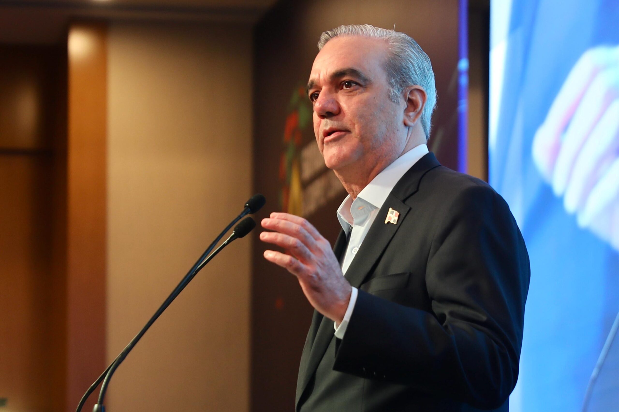 Según Luis Abinader, ¿por qué hay apagones?