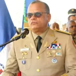 El ministro de Defensa, Carlos Antonio Onofre, ha asegurado este miércoles que las Fuerzas Armadas mantienen un control absoluto en la zona fronteriza, en coordinación con la Dirección General de Migración, con el objetivo de prevenir cualquier intento de ingreso de integrantes de bandas haitianas al territorio dominicano. «No se han producido novedades fuera de lo común. Los cuatro mercados que operan están trabajando intensamente y, como usted sabe, se ha incrementado el comercio», afirmó Onofre. El funcionario explicó que, hasta el momento, no existen indicios de que estos grupos delictivos se hayan acercado a la línea limítrofe, pero enfatizó que las autoridades permanecen vigilantes ante la crisis de violencia que afecta a Haití.