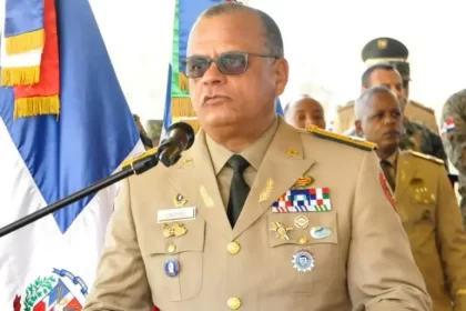 El ministro de Defensa, Carlos Antonio Onofre, ha asegurado este miércoles que las Fuerzas Armadas mantienen un control absoluto en la zona fronteriza, en coordinación con la Dirección General de Migración, con el objetivo de prevenir cualquier intento de ingreso de integrantes de bandas haitianas al territorio dominicano. «No se han producido novedades fuera de lo común. Los cuatro mercados que operan están trabajando intensamente y, como usted sabe, se ha incrementado el comercio», afirmó Onofre. El funcionario explicó que, hasta el momento, no existen indicios de que estos grupos delictivos se hayan acercado a la línea limítrofe, pero enfatizó que las autoridades permanecen vigilantes ante la crisis de violencia que afecta a Haití.