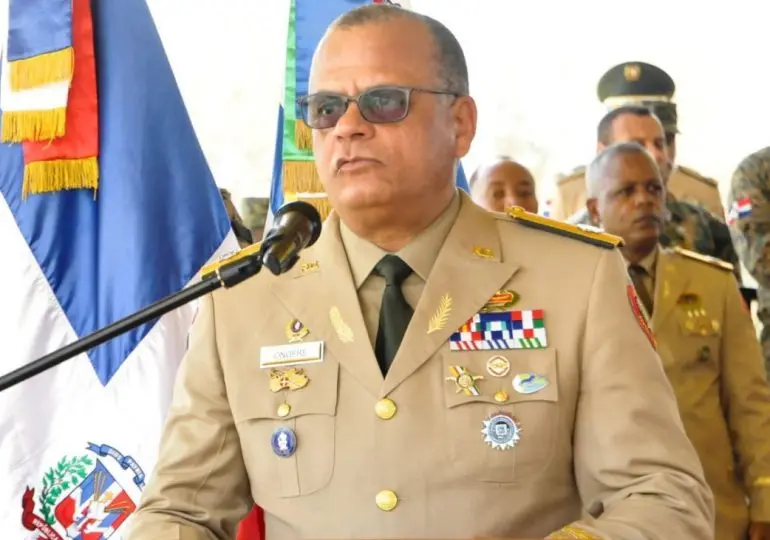 El ministro de Defensa, Carlos Antonio Onofre, ha asegurado este miércoles que las Fuerzas Armadas mantienen un control absoluto en la zona fronteriza, en coordinación con la Dirección General de Migración, con el objetivo de prevenir cualquier intento de ingreso de integrantes de bandas haitianas al territorio dominicano. «No se han producido novedades fuera de lo común. Los cuatro mercados que operan están trabajando intensamente y, como usted sabe, se ha incrementado el comercio», afirmó Onofre. El funcionario explicó que, hasta el momento, no existen indicios de que estos grupos delictivos se hayan acercado a la línea limítrofe, pero enfatizó que las autoridades permanecen vigilantes ante la crisis de violencia que afecta a Haití.