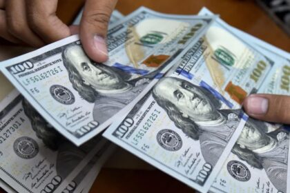 El salario mínimo en Venezuela equivale a un dólar por mes, según el cambio del Banco Central