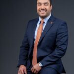 Santo Domingo, RD. – El Banco de Desarrollo y Exportaciones (BANDEX) resaltó la gestión de su exgerente general, Juan Alberto Mustafá Michel, cuya labor al frente de la institución consolidó un ciclo de recuperación financiera, modernización y compromiso con el desarrollo productivo del país. Durante su administración, iniciada en agosto de 2021, BANDEX logró revertir pérdidas históricas y generar utilidades netas por RD$313 millones en 2024, un hito que permitió distribuir dividendos al Estado dominicano por primera vez desde 1998. Estos avances fortalecieron la autonomía financiera del banco y lo posicionaron como un actor clave en el financiamiento productivo y de exportación. “Los logros alcanzados en este período marcan un antes y un después para BANDEX, dejando sentadas las bases de una institución sólida, transparente e inclusiva que continuará apoyando los proyectos de mayor impacto económico y social para la República Dominicana”, destacó la entidad. Mustafá, economista con más de 20 años de experiencia en el sector financiero, asumió recientemente la posición de vicepresidente ejecutivo senior de Empresas Subsidiarias del Banco de Reservas. Su paso por BANDEX estuvo acompañado de iniciativas que no solo garantizaron la estabilidad financiera, sino que también reforzaron el rol del banco como instrumento de política pública al servicio del desarrollo sostenible. Con este relevo, BANDEX reafirma su compromiso de dar continuidad a la visión transformadora que ha marcado los últimos años, apostando por la innovación, la inclusión y el apoyo a los sectores productivos que generan valor y oportunidades para la nación. Sobre BANDEX Es una entidad de intermediación financiera pública, constituida como sociedad anónima de capital mixto, que opera como banco de primer y segundo piso para la promoción, con apoyo financiero y técnico, de los sectores productivos y el sector exportador dominicano. BANDEX es el continuador jurídico del Banco Nacional de la Vivienda (BNV), el Banco Nacional de Fomento a la Vivienda y la Producción y el Banco Nacional de las Exportaciones.