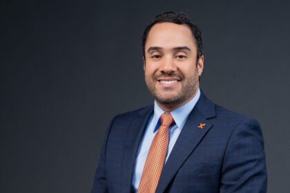 Santo Domingo, RD. – El Banco de Desarrollo y Exportaciones (BANDEX) resaltó la gestión de su exgerente general, Juan Alberto Mustafá Michel, cuya labor al frente de la institución consolidó un ciclo de recuperación financiera, modernización y compromiso con el desarrollo productivo del país. Durante su administración, iniciada en agosto de 2021, BANDEX logró revertir pérdidas históricas y generar utilidades netas por RD$313 millones en 2024, un hito que permitió distribuir dividendos al Estado dominicano por primera vez desde 1998. Estos avances fortalecieron la autonomía financiera del banco y lo posicionaron como un actor clave en el financiamiento productivo y de exportación. “Los logros alcanzados en este período marcan un antes y un después para BANDEX, dejando sentadas las bases de una institución sólida, transparente e inclusiva que continuará apoyando los proyectos de mayor impacto económico y social para la República Dominicana”, destacó la entidad. Mustafá, economista con más de 20 años de experiencia en el sector financiero, asumió recientemente la posición de vicepresidente ejecutivo senior de Empresas Subsidiarias del Banco de Reservas. Su paso por BANDEX estuvo acompañado de iniciativas que no solo garantizaron la estabilidad financiera, sino que también reforzaron el rol del banco como instrumento de política pública al servicio del desarrollo sostenible. Con este relevo, BANDEX reafirma su compromiso de dar continuidad a la visión transformadora que ha marcado los últimos años, apostando por la innovación, la inclusión y el apoyo a los sectores productivos que generan valor y oportunidades para la nación. Sobre BANDEX Es una entidad de intermediación financiera pública, constituida como sociedad anónima de capital mixto, que opera como banco de primer y segundo piso para la promoción, con apoyo financiero y técnico, de los sectores productivos y el sector exportador dominicano. BANDEX es el continuador jurídico del Banco Nacional de la Vivienda (BNV), el Banco Nacional de Fomento a la Vivienda y la Producción y el Banco Nacional de las Exportaciones.