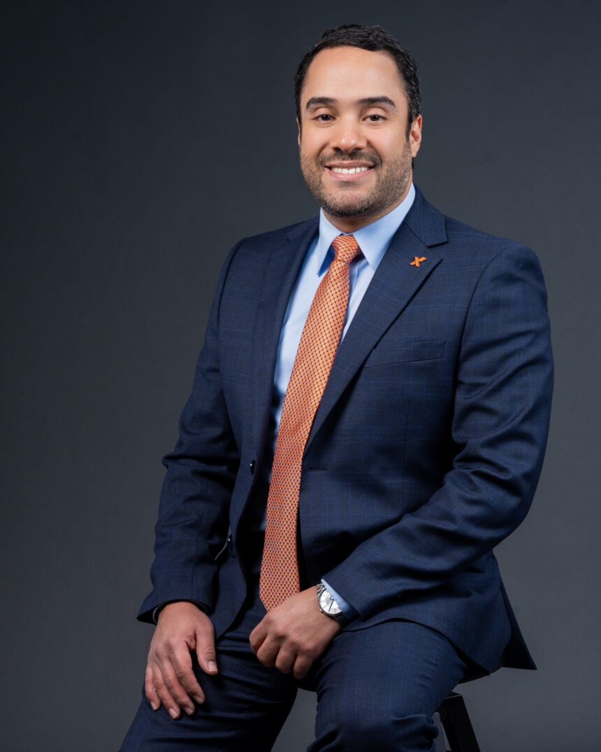 Santo Domingo, RD. – El Banco de Desarrollo y Exportaciones (BANDEX) resaltó la gestión de su exgerente general, Juan Alberto Mustafá Michel, cuya labor al frente de la institución consolidó un ciclo de recuperación financiera, modernización y compromiso con el desarrollo productivo del país. Durante su administración, iniciada en agosto de 2021, BANDEX logró revertir pérdidas históricas y generar utilidades netas por RD$313 millones en 2024, un hito que permitió distribuir dividendos al Estado dominicano por primera vez desde 1998. Estos avances fortalecieron la autonomía financiera del banco y lo posicionaron como un actor clave en el financiamiento productivo y de exportación. “Los logros alcanzados en este período marcan un antes y un después para BANDEX, dejando sentadas las bases de una institución sólida, transparente e inclusiva que continuará apoyando los proyectos de mayor impacto económico y social para la República Dominicana”, destacó la entidad. Mustafá, economista con más de 20 años de experiencia en el sector financiero, asumió recientemente la posición de vicepresidente ejecutivo senior de Empresas Subsidiarias del Banco de Reservas. Su paso por BANDEX estuvo acompañado de iniciativas que no solo garantizaron la estabilidad financiera, sino que también reforzaron el rol del banco como instrumento de política pública al servicio del desarrollo sostenible. Con este relevo, BANDEX reafirma su compromiso de dar continuidad a la visión transformadora que ha marcado los últimos años, apostando por la innovación, la inclusión y el apoyo a los sectores productivos que generan valor y oportunidades para la nación. Sobre BANDEX Es una entidad de intermediación financiera pública, constituida como sociedad anónima de capital mixto, que opera como banco de primer y segundo piso para la promoción, con apoyo financiero y técnico, de los sectores productivos y el sector exportador dominicano. BANDEX es el continuador jurídico del Banco Nacional de la Vivienda (BNV), el Banco Nacional de Fomento a la Vivienda y la Producción y el Banco Nacional de las Exportaciones.