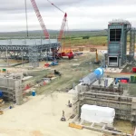 La empresa Energía 2000 ha confirmado la llegada a la bahía de Manzanillo del buque «Energos Freeze», una unidad flotante de almacenamiento y regasificación de gas natural licuado. Este buque constituye un componente esencial del proyecto termoeléctrico Manzanillo Power Land, y tendrá una capacidad de aportar 414 MW a la red del Sistema Eléctrico Nacional Interconectado (SENI) a partir de diciembre próximo. De acuerdo con lo expresado por la entidad, el buque posee una capacidad de almacenamiento de 125 000 metros cúbicos de dicho combustible, y ha atracado en la fecha de hoy, domingo 31 de agosto, en las nuevas instalaciones portuarias diseñadas específicamente para esta unidad generadora de energía eléctrica.